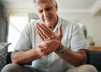 Does popping your knuckles cause arthritis